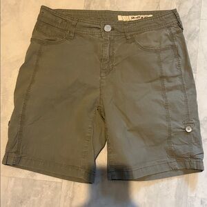 DKNY jeans Shorts  hiking shorts
Stretch   7.5” inseam  mid rise army green NWOT